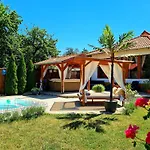 Eden Teljes Haz Konukevi 4*
